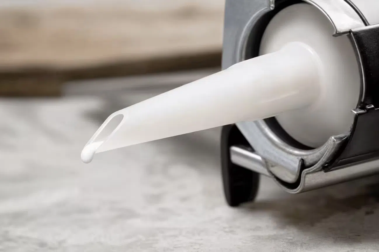 Caulking Gun Tips for Contractors: Bead Control and Waste Reduction